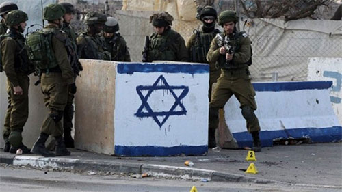 Soldados israelíes Soldados israelíes disparan y matan a un palestino desarmado